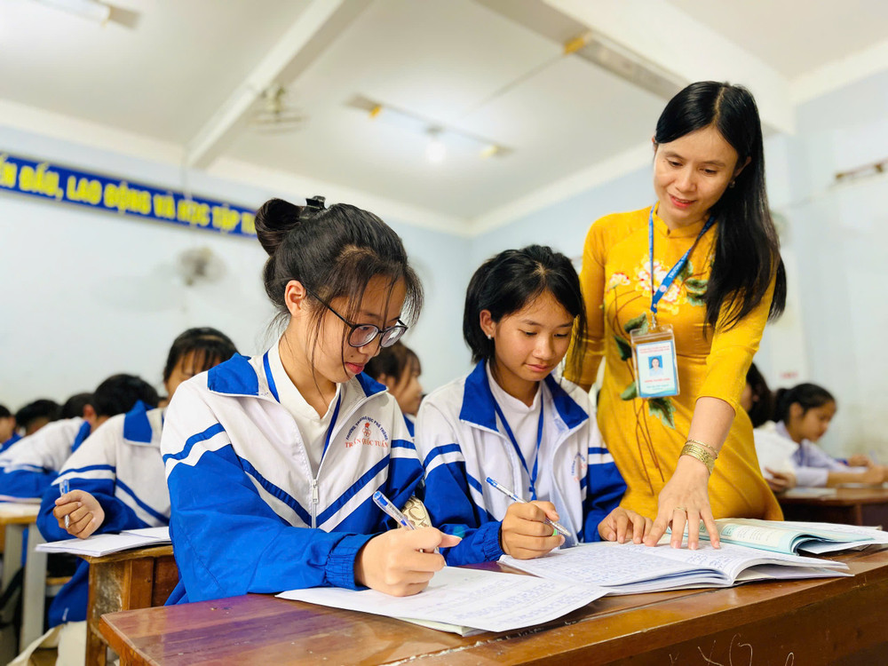 Cô Hoàng Thị Diệu Loan (giáo viên Trường THPT Trần Quốc Tuấn, huyện Phú Thiện) tình nguyện ôn thi miễn phí cho học sinh tại trường nhằm giúp các em nắm vững kiến thức. Ảnh: T.D co-hoang-thi-dieu-loan-giao-vien-truong-thpt-tran-quoc-tuan-huyen-phu-thien-tinh-nguyen-on-thi-mien-phi-tai-truong-giup-hoc-sinh-nam-vung-kien-thucatd.jpg