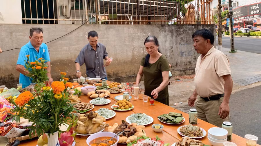 nguoi-dan-cum-dan-cu-phia-nam-duong-phan-dinh-giot-to-chuc-mam-com-gio-to-voi-tam-long-thanh-anh-chu-hang.jpg