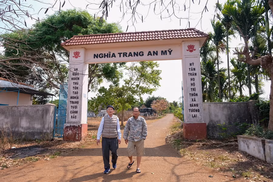 ong-doan-tien-quyet-bia-trai-la-nguoi-da-co-cong-lao-ton-tao-lai-nghia-trang-an-my-xa-an-phu.jpg