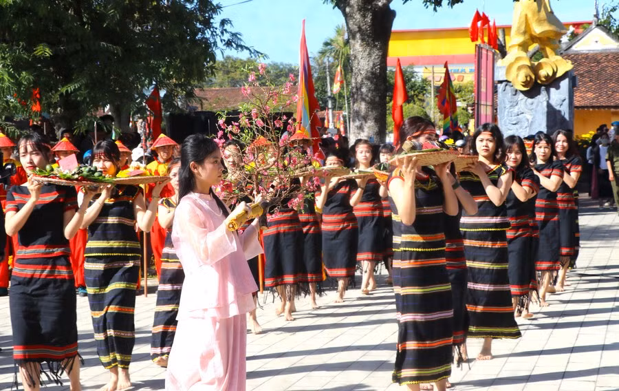 cac-co-gai-trong-trang-phuc-truyen-thong-bung-mam-le-vat-kinh-dang-len-hoang-de-quang-trung-va-cac-tuong-si-nha-tay-son-anh-ngoc-minh.jpg