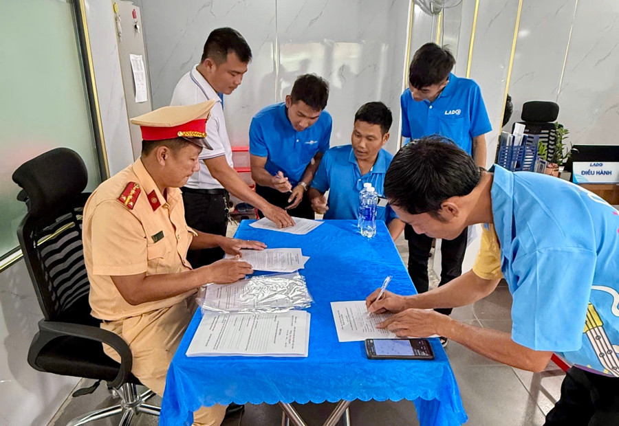 Tài xế của Công ty Cổ phần vận tải và du lịch LADO tại phường Bồng Sơn ký cam kết tuân thủ Luật Trật tự, an toàn giao thông đường bộ. Ảnh: ĐVCC tai-xa-ky-cam-ket-atgt.jpg