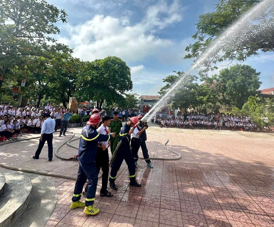 Học sinh trải nghiệm sử dụng vòi chữa cháy. Ảnh: N.L hoc-sinh-trai-nghiem-cam-voi-chua-chay.jpg