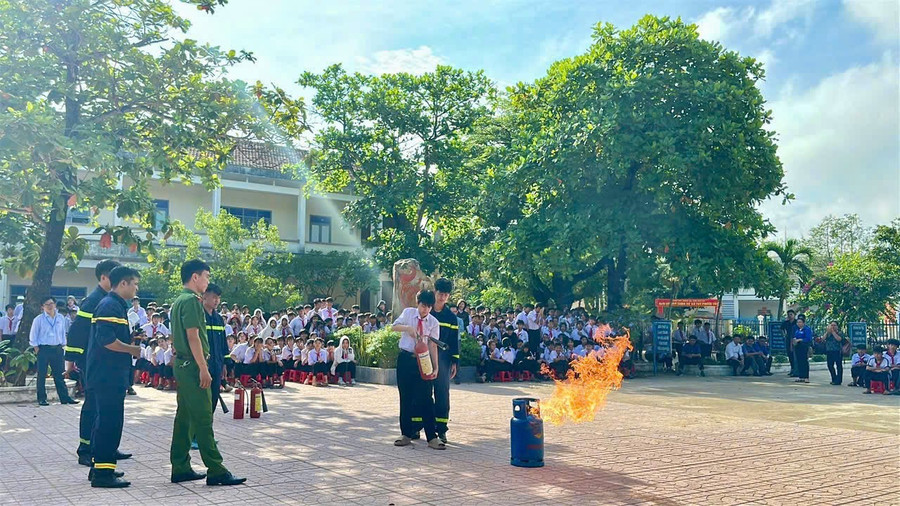 Học sinh được hướng dẫn cách sử dụng bình chữa cháy xách tay. Ảnh: N.L hoc-sinh-dung-binh-chua-chay-xach-tay-1.jpg