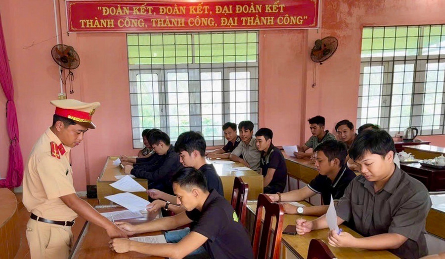 Các thanh thiếu niên ký cam kết tham gia giao thông an toàn. Ảnh: ĐVCC ky-cam-ket-chap-hanh-atgt.jpg