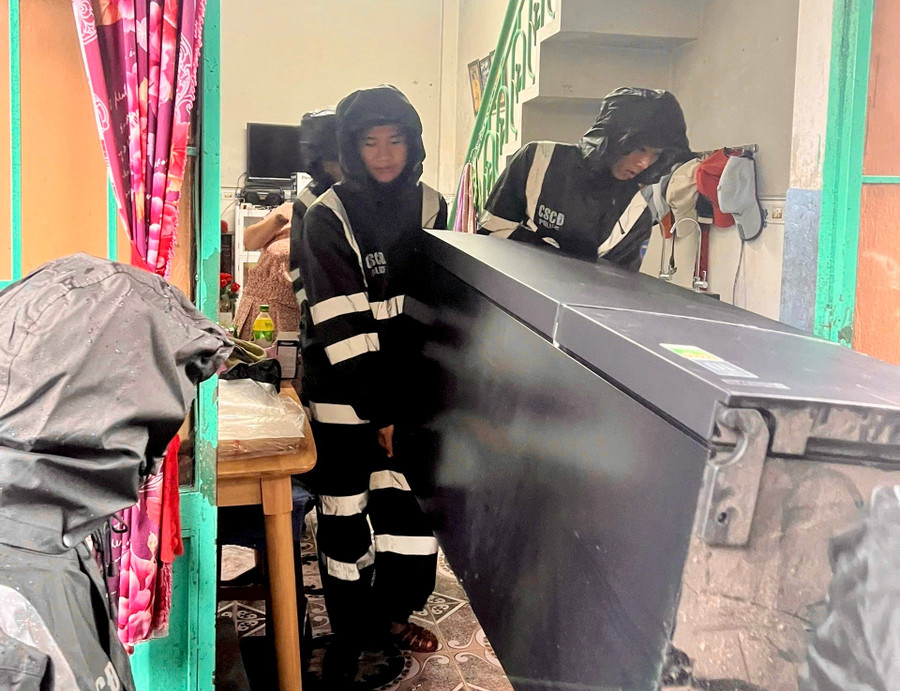 هنگ پلیس سیار جنوب مرکزی به مردم کمک میکند تا وسایل خود را به مناطق مرتفعتر منتقل کنند. عکس: DVCC giup-dan-di-chuyen-do.jpg