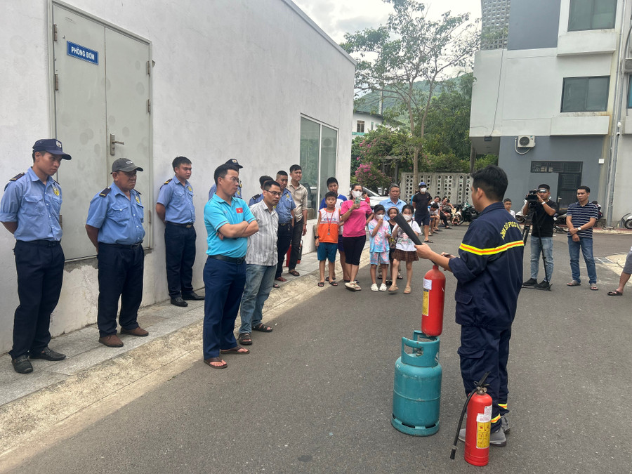 Cảnh sát chữa cháy hướng dẫn cách ngăn lửa từ bình gas. Ảnh: N.L img-9833.jpg