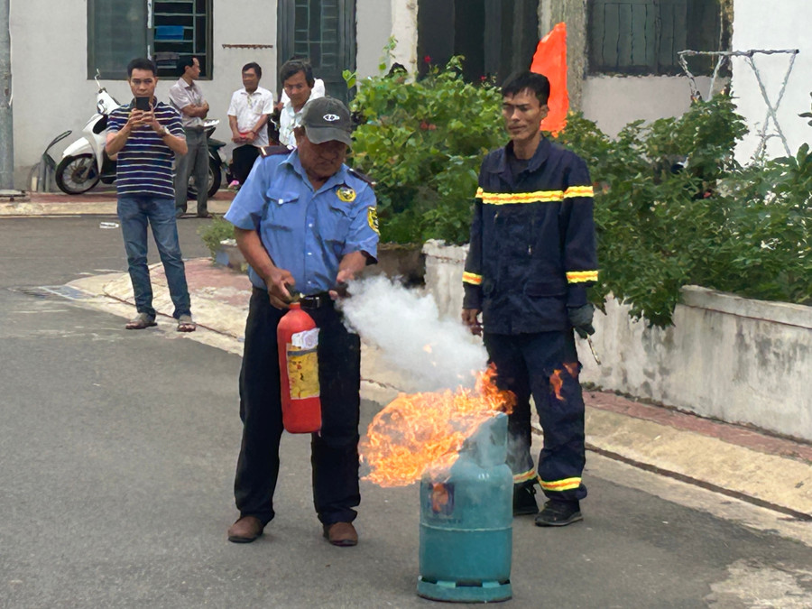 Hướng dẫn cách sử dụng bình chữa cháy cầm tay. Ảnh: N.L img-9835.jpg