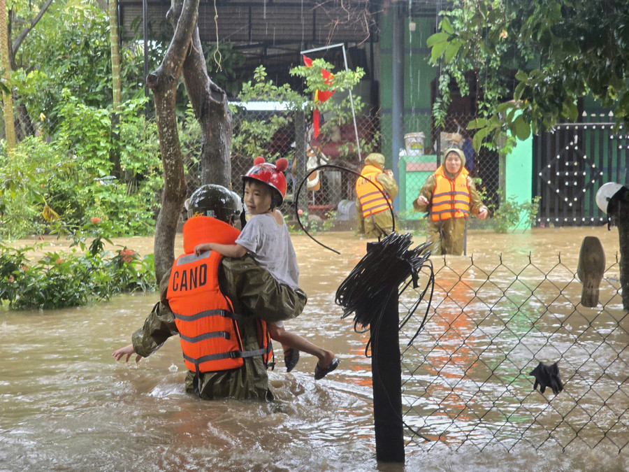 Di dời trẻ em, người già đến nơi an toàn. Ảnh: ĐVCC