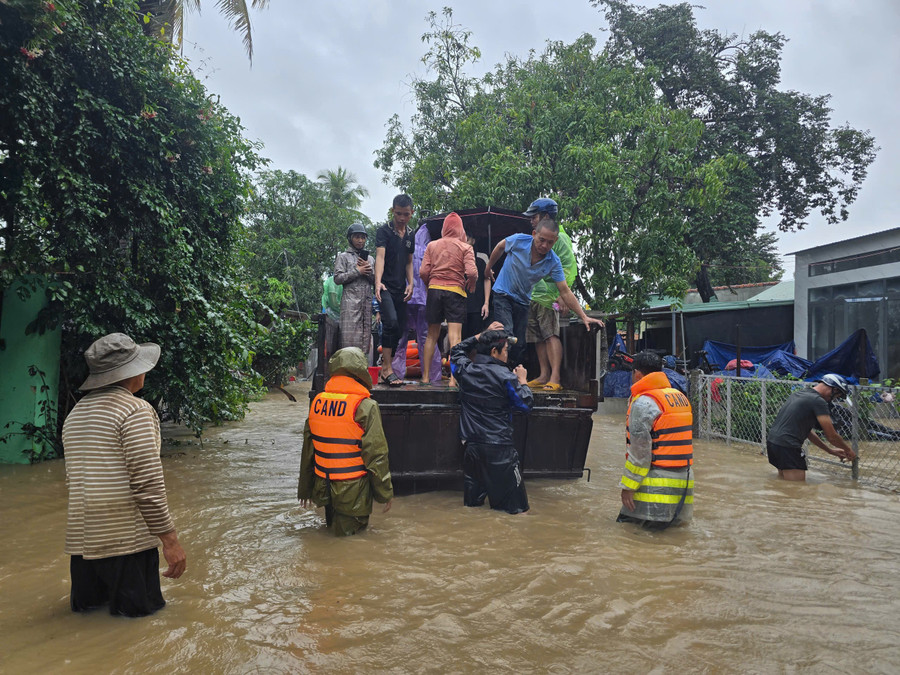 Công an xã Ia Pa tiếp cận sâu các khu vực có nguy cơ ngập lụt để di tản người dân cùng tài sản. Ảnh: ĐVCC