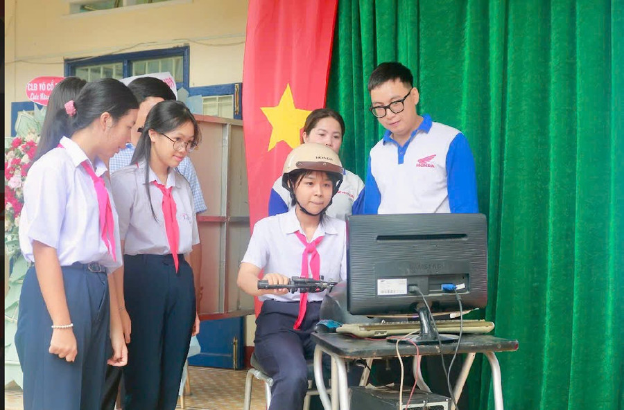 Học sinh thực hành kỹ năng lái xe trên máy RT mô phỏng. Ảnh: N.L z6982739229114-8927d496cab4afe2d4186ce6ddd893bf.jpg