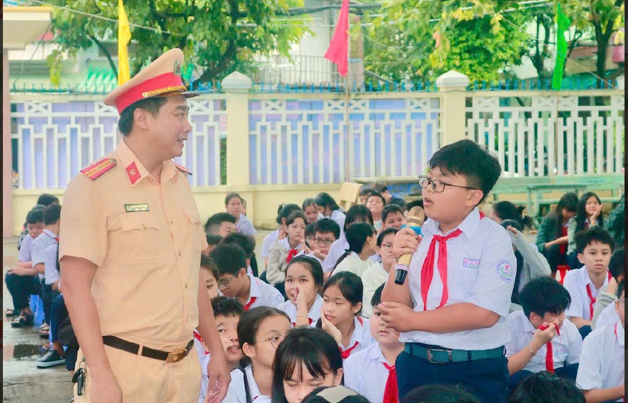 Học sinh giao lưu, trả lời câu hỏi tại chương trình. Ảnh: N.L z6982739246506-fe2e65fae89ed8361f212483542e2457.jpg