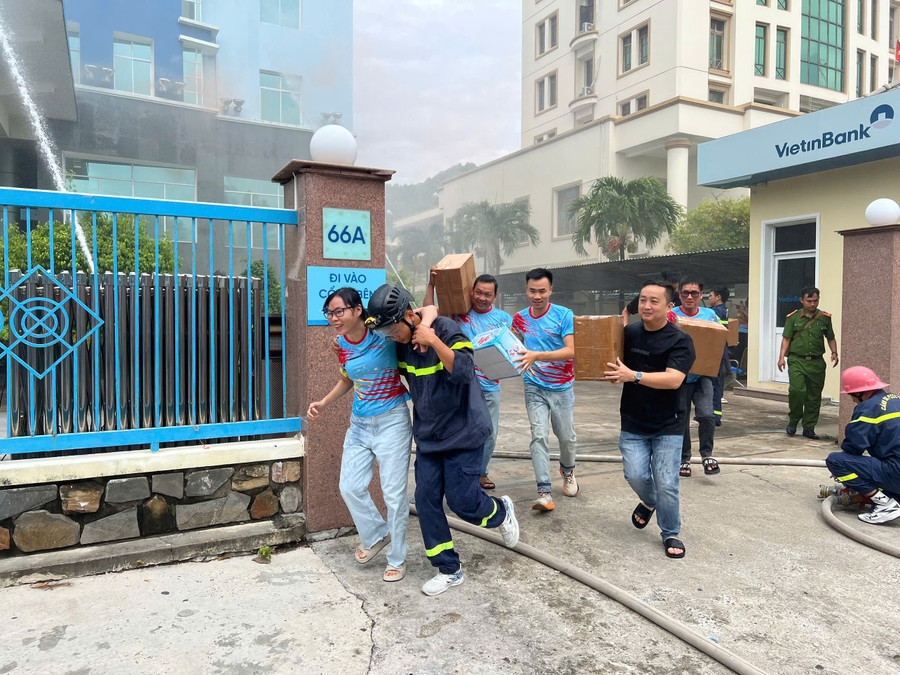 Lực lượng tại chỗ và Cảnh sát chữa cháy chuyên nghiệp đưa người bị nạn ra nơi an toàn. Ảnh: N.L z6982735195518-f11e750138582dafe14bd1e729536edc.jpg