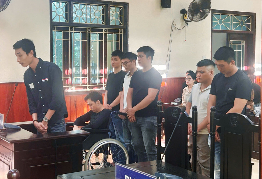 Các bị cáo khai nhận hành vi tại phiên tòa chiều 15-10. Ảnh: N.L cac-bi-cao-tai-phien-toa.jpg