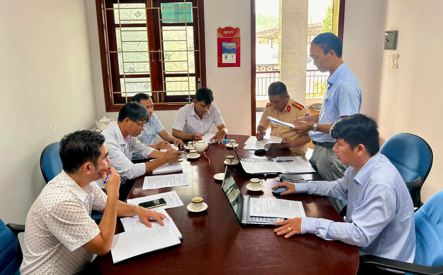 Ban An toàn giao thông tỉnh làm việc với Công ty CP BOT Bắc Bình Định về việc chủ động khắc phục một số bất cập hạ tầng giao thông trước lễ 2-9. Ảnh: N.L z6952561097272-dcfe7644dd88665325bd61905b774b10.jpg