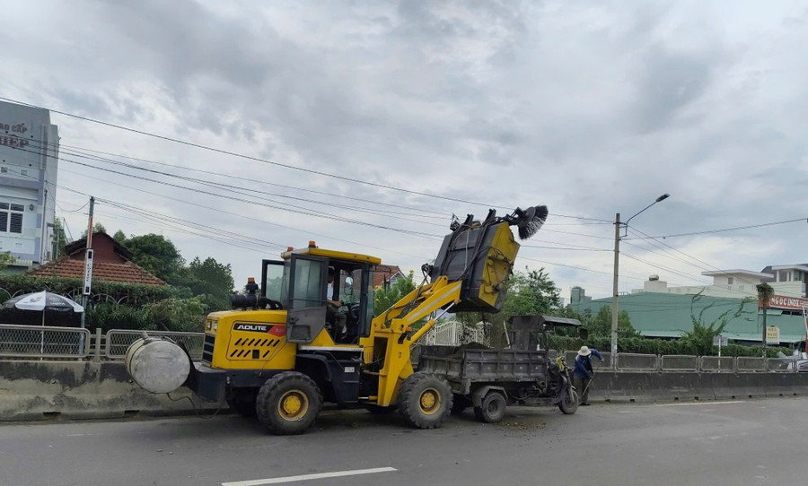 Công ty TNHH đầu tư BOT Bình Định tăng cường quét dọn vệ sinh mặt đường, khơi thông cống rãnh tại Km1212+1218 (đoạn qua xã Tuy Phước). Ảnh: N.L z6952564878827-da3ecb4316c5e9f2b0cfa2cf17251494.jpg