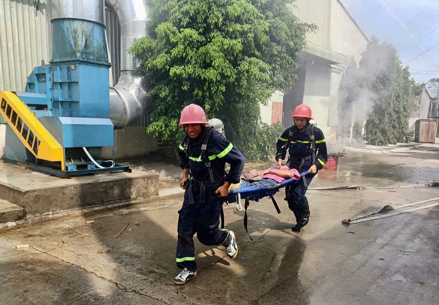 Lực lượng Cảnh sát chữa cháy chuyên nghiệp đưa nạn nhân ra khu vực an toàn. Ảnh: N.L tinh-huong-dua-nguoi-bi-nan-ra-vi-tri-an-toan.jpg