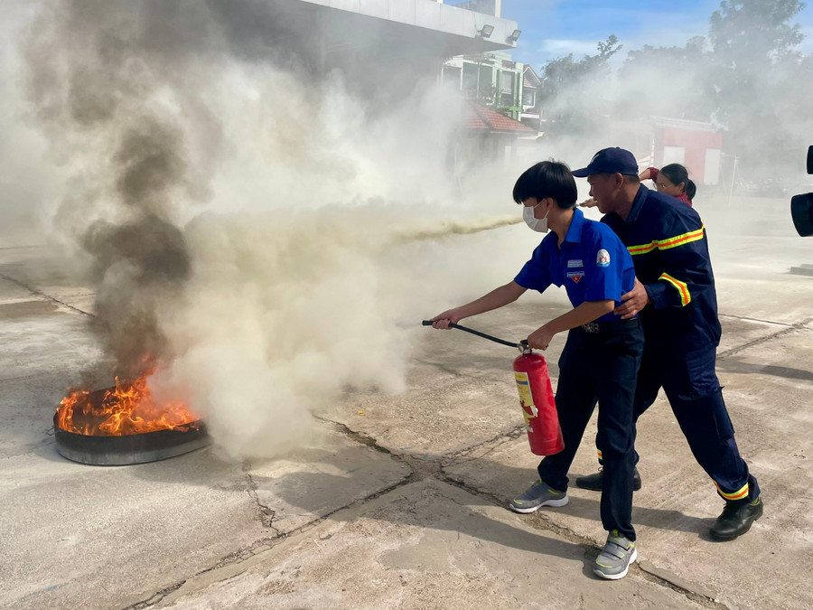 Cảnh sát chữa cháy tăng cường hướng dẫn người dân cách xử lý tình huống khi gặp sự cố cháy, nổ. Ảnh: K.A nang-cao-an-toan-pccc-tu-co-so-4jpg-6871.jpg