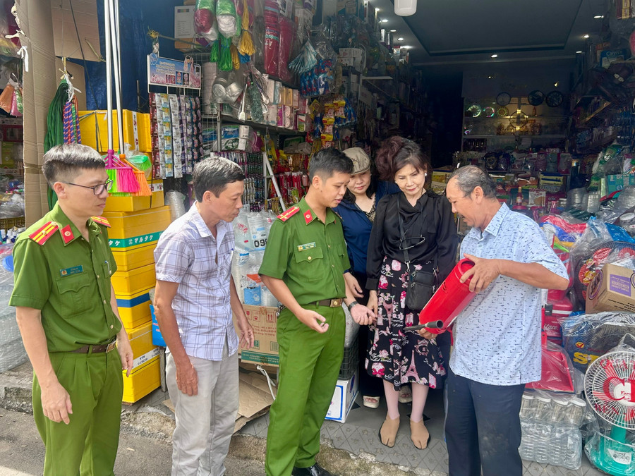 Người dân được cảnh sát khu vực hướng dẫn các thao tác sử dụng bình chữa cháy xách tay. Ảnh: K.A nang-cao-an-toan-pccc-tu-co-so-2-jpg.jpg