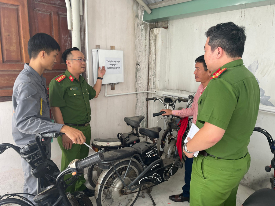 Cảnh sát PCCC thường xuyên kiểm tra, đôn đốc và nhắc nhở các cơ sở chủ động đảm bảo an toàn PCCC. Ảnh: K.A nang-cao-an-toan-pccc-tu-co-so-5.jpg