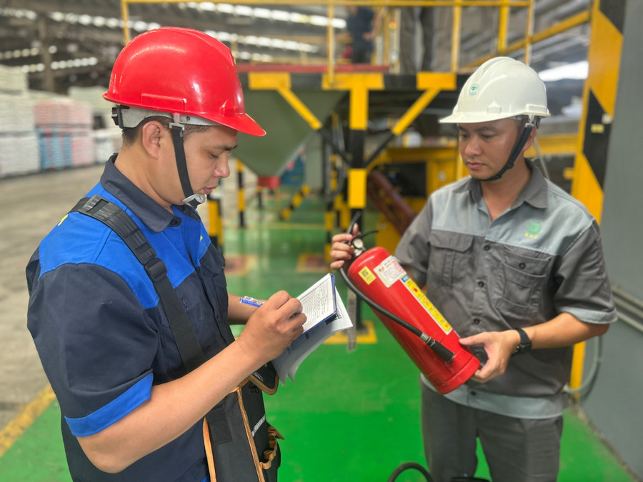 Đội PCCC cơ sở của Nhà máy Thức ăn gia súc Bình Định, Công ty cổ phần chăn nuôi C.P Việt Nam thường xuyên kiểm tra các thiết bị PCCC nhằm kịp thời xử lý sự cố nếu có. Ảnh: K.A nang-cao-an-toan-pccc-tu-co-so-3.jpg