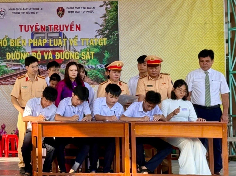 Học sinh Trường THPT số 2 Phù Mỹ ký cam kết tuân thủ Luật Trật tự, an toàn giao thông đường bộ. Ảnh: N.L 1757900578795.jpg