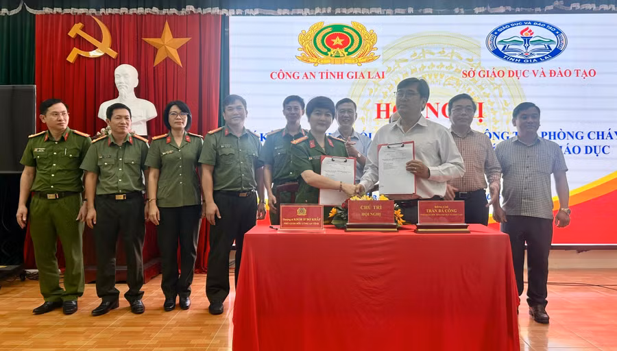 ky-ket-quy-che-phoi-hop-bao-dam-an-toan-pccc-cnch-trong-truong-hoc.jpg