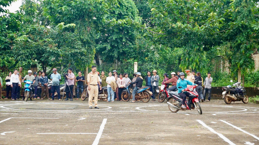 Hướng dẫn người dân chạy xe trong vòng số 8. Ảnh: ĐVCC huong-dan-nguoi-dan-chay-vong-so-8.jpg
