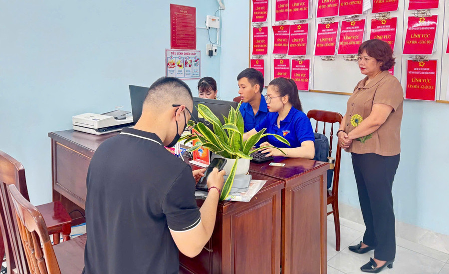 Trưởng Ban Pháp chế HĐND tỉnh Đinh Ly An (bìa phải) giám sát tại Trung tâm Phục vụ hành chính công phường Quy Nhơn Bắc. Ảnh: N.L giam-sat-tai-phuong-qnb.jpg