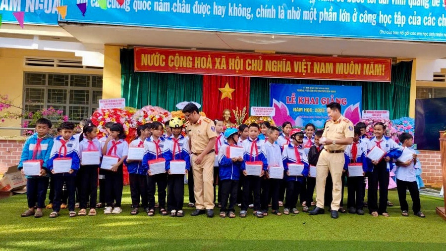 Đội Cảnh sát Giao thông đường bộ số 3 trao quà cho học sinh. Ảnh: ĐVCC img-0089.jpg