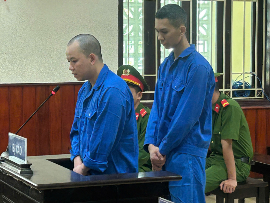 2 bị cáo tại phiên tòa sơ thẩm ngày 9-3. Ảnh: N.L