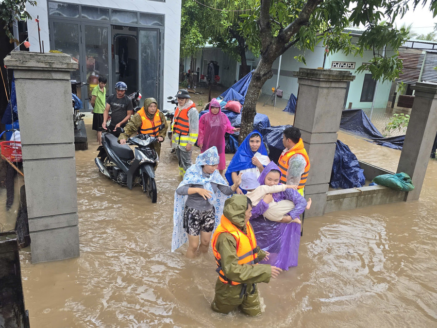 Lực lượng Công an xã và tổ ANTT xã hỗ trợ người dân di dời đến nơi an toàn. Ảnh: ĐVCC
