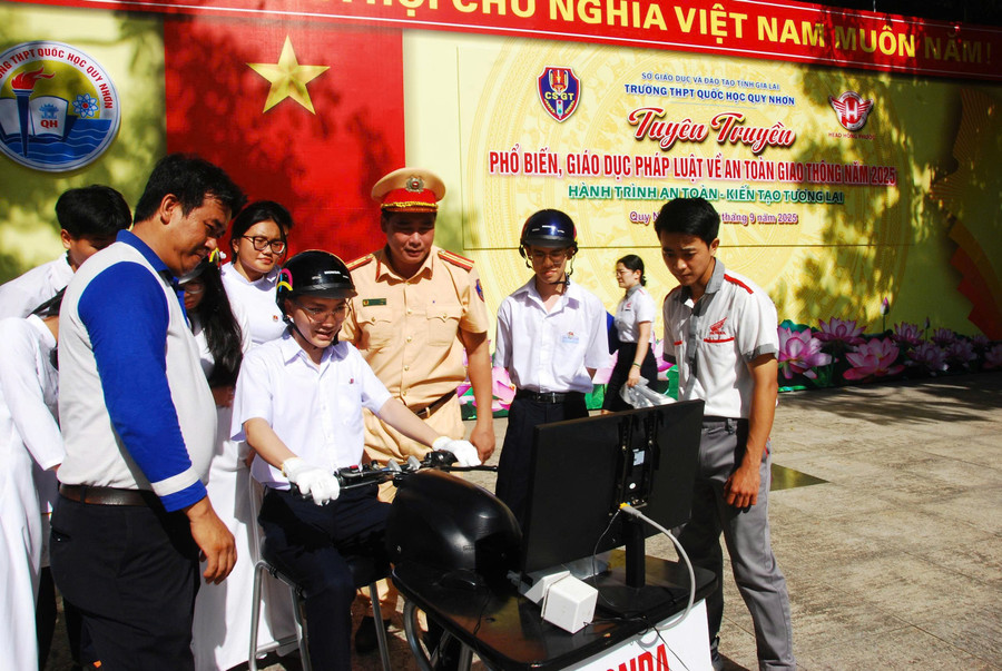 Các học sinh Trường THPT Quốc học Quy Nhơn được thực hành tình huống lái xe an toàn trên máy RT. Ảnh: N.L huong-dan-ky-nang-xu-ly-tinh-huong-tren-may-rt.jpg