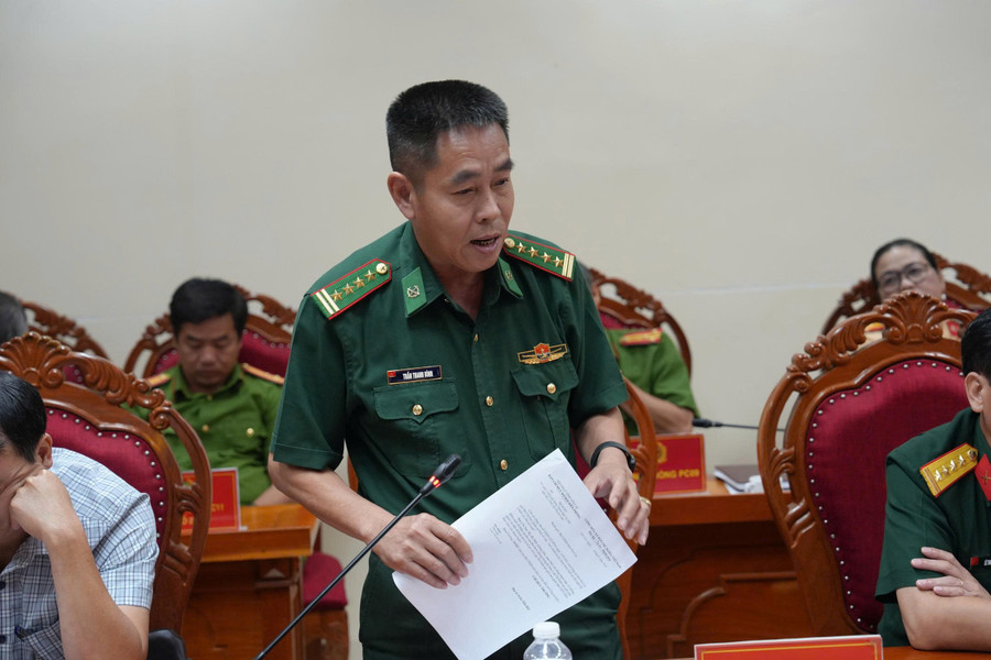 Đại diện Bộ Chỉ huy Quân sự tỉnh góp ý các dự án luật. Ảnh: N.L dai-bieu-gop-y-kien.jpg