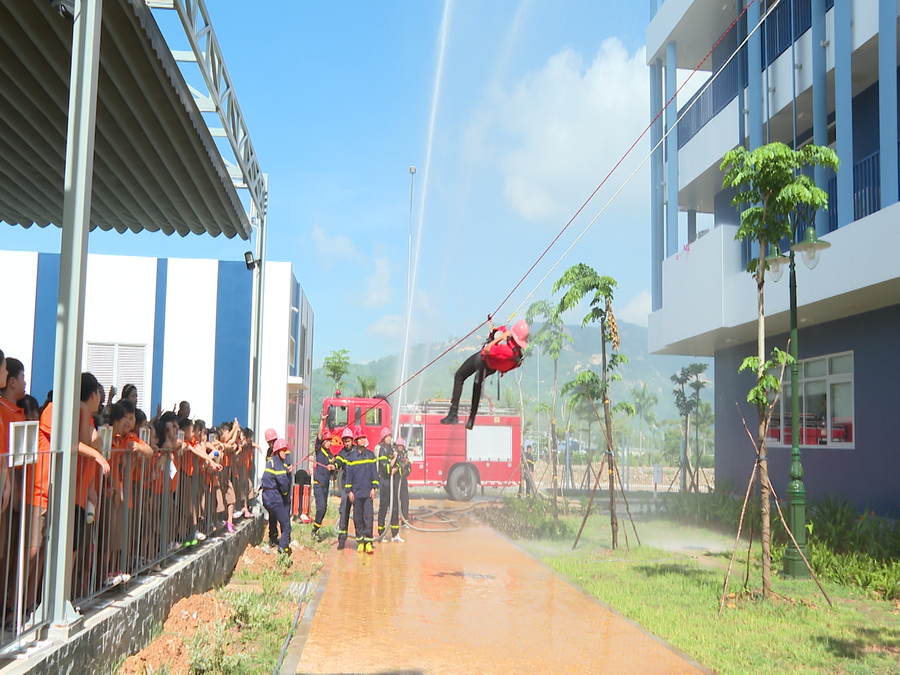 Học sinh hào hứng xem lực lượng Cảnh sát Phòng cháy chữa cháy biểu diễn cứu nạn từ trên cao. Ảnh: N.L 819-7390mxf13-32-51-08still001.png