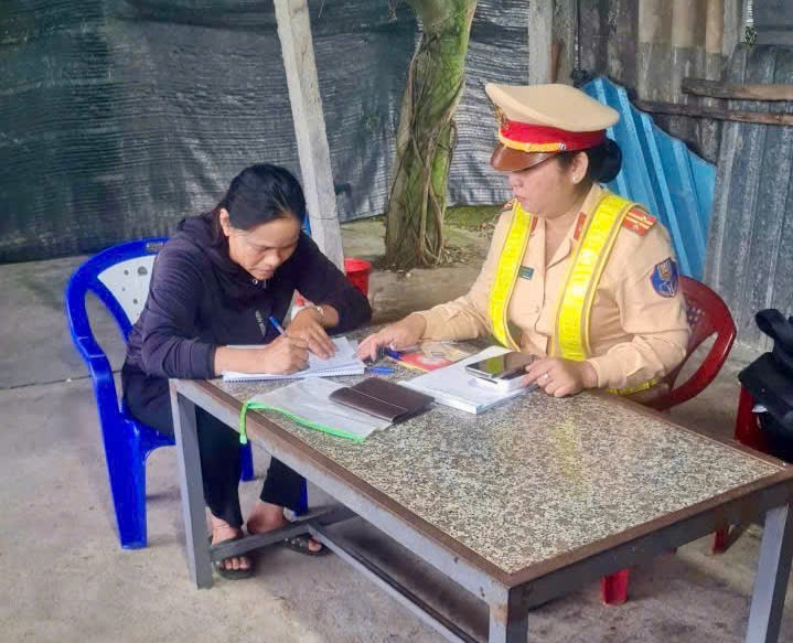 Cảnh sát giao thông làm việc với tài xế M. Ảnh: ĐVCC csgt-lap-bien-ban-xu-ly-tai-xe-vi-pham.jpg