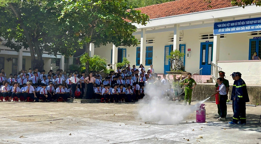 Học sinh Trường Tiểu học và THCS Nhơn Hải thực hành thao tác với bình chữa cháy. Ảnh: N.L trang-bi-ky-nang-cho-hoc-sinh2.jpg