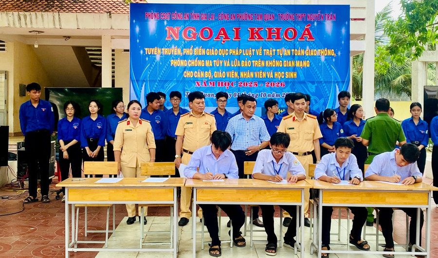 Học sinh Trường THPT Nguyễn Trân ký cam kết tại chương trình. Ảnh: N.L trang-bi-ky-nang-cho-hoc-sinh-1.jpg