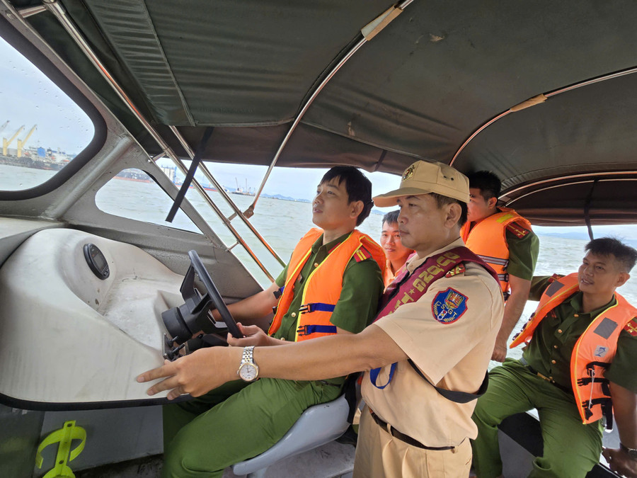Hướng dẫn lái xuồng máy. Ảnh: N.L huong-dan-lai-xuong-may.jpg