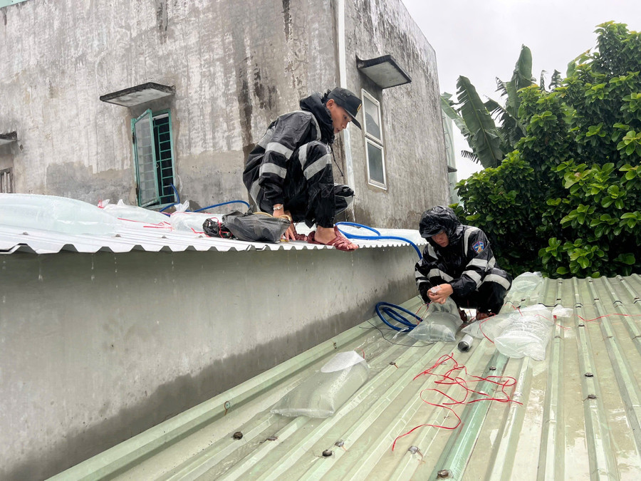 کمک به مردم برای ایمنسازی سقفهای آهنی موجدار جهت تضمین ایمنی. عکس: DVCC cot-nha-cho-dan.jpg