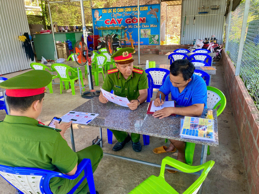 Chủ cơ sở kinh doanh rượu, bia tiến hành ký cam kết với Công an phường Hoài Nhơn Nam. Ảnh: N.L z6932363715925-be47a947f479a2807cc1b7ad70a613d0.jpg