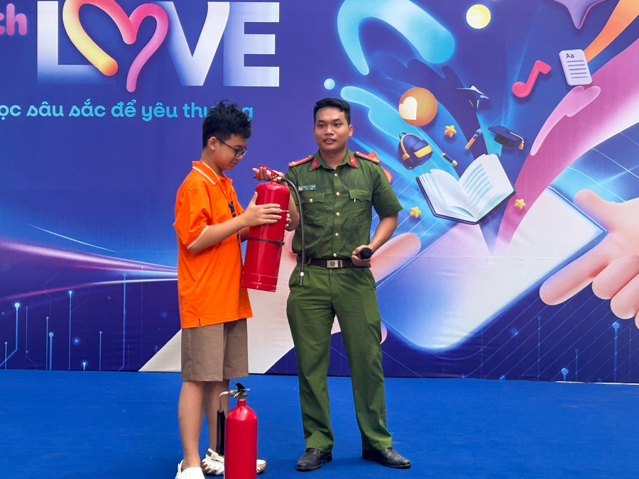 Cảnh sát Phòng cháy chữa cháy hướng dẫn học sinh cách sử dụng bình chữa cháy cầm tay. Ảnh: N.L z6932447806126-8df33859add142ac13676809a49d5c78.jpg