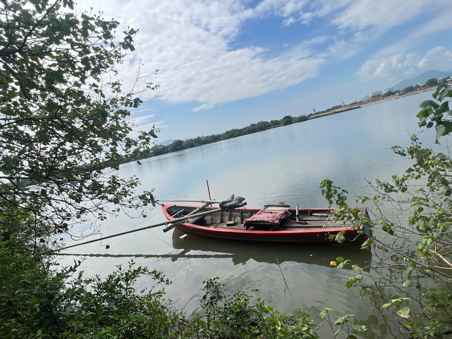 Xã Tuy Phước thu giữ ghe gắn gọng xung điện trên đầm Thị Nại. Ảnh: ĐVCC z6966579184925-f5f6c5409bf7158cc996ee240d1c7425.jpg