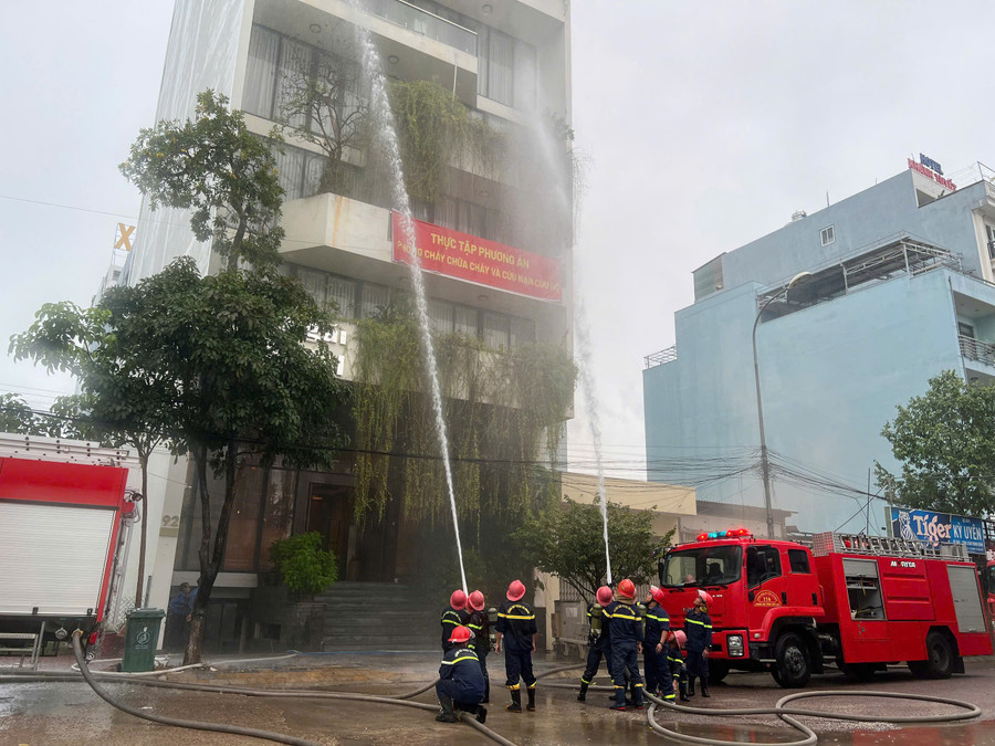 Quang cảnh buổi diễn tập chữa cháy, cứu nạn cứu hộ tại khách sạn Lưu Ngãi. Ảnh: N.L quang-canh-buoi-dien-tap.jpg