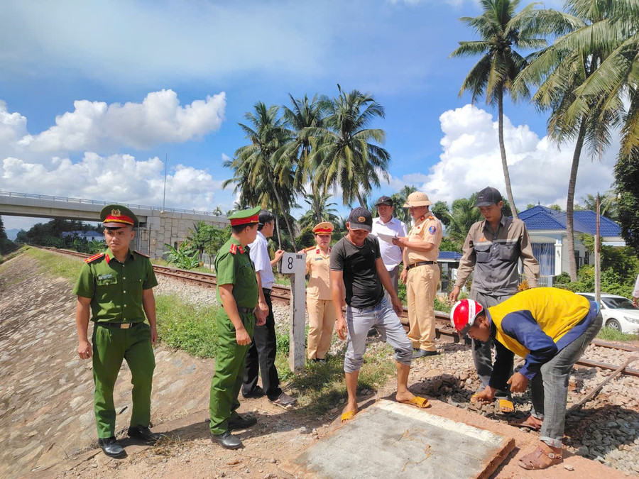 Lực lượng chức năng phối hợp cùng chính quyền địa phương xóa lối đi tự mở qua đường sắt tại phường Hoài Nhơn. Ảnh: N.L tien-hanh-dong-loi-di-tu-mo-qua-duong-sat.jpg