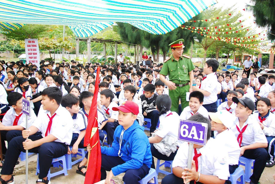 Công an phường trao đổi câu hỏi tình huống giúp học sinh nhận diện tội phạm. Ảnh: N.L z6957891969977-cbd2a1a43ae1f391bb34379ef7aa98b0.jpg