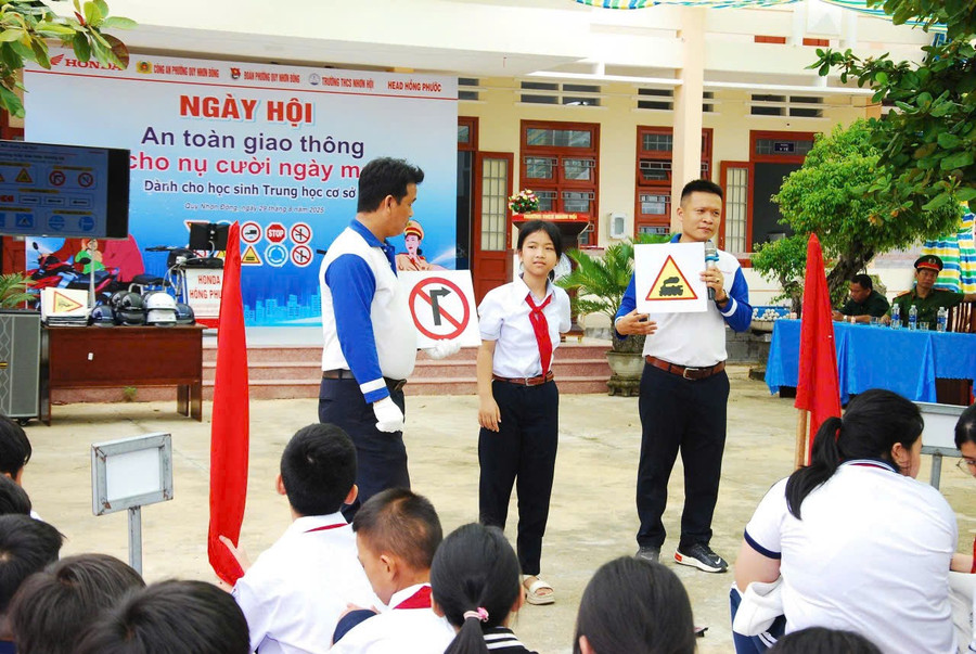 Hướng dẫn cách nhận diện các biển báo giao thông cho học sinh. Ảnh: N.L z6957891999781-4d6248117623dfc559fb21e739cf87a2.jpg