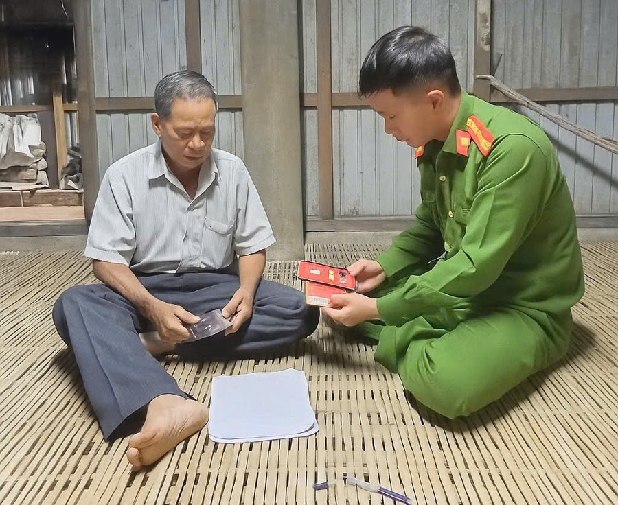 Công an xã Vân Canh đến tận từng hộ gia đình để hướng dẫn người dân cách sử dụng các ứng dụng trên VNeID. Ảnh: K.A 82.jpg