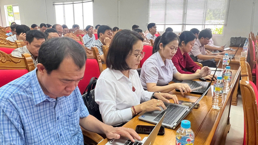 Lãnh đạo các sở, ngành và UBND các xã, phường tham dự Hội nghị. Ảnh: N.L. img-0117.jpg