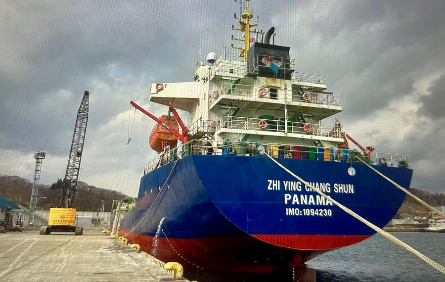 Tàu Zhi Ying Chang Shun neo đậu tại cảng Quy Nhơn và bị giữ trong 30 ngày. Ảnh: ĐVCC tau-bi-giu.jpg