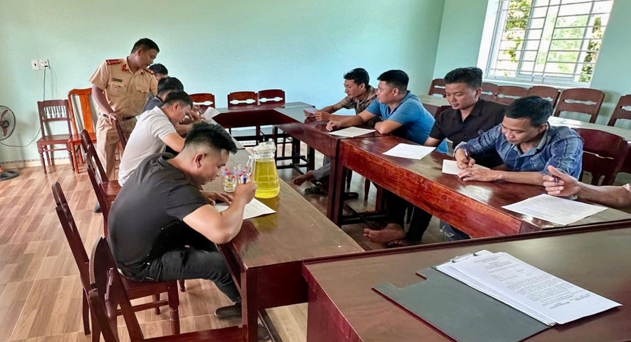 Các tài xế xe tải ký cam kết tuân thủ Luật Trật tự, an toàn giao thông đường bộ. Ảnh: ĐVCC tai-xe-ky-cam-ket.jpg